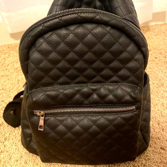 ♠️ NWOT Awesome Black Faux Leather Quilted Diamond Stitch Zip Closure Backpack - Picture 2 of 12